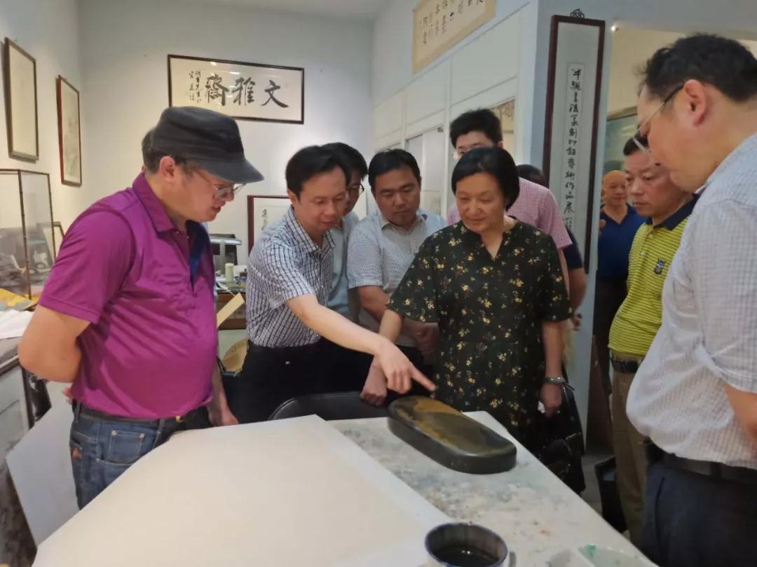 崇川區(qū)人大領導一行蒞臨淘寶城調(diào)研指導工作